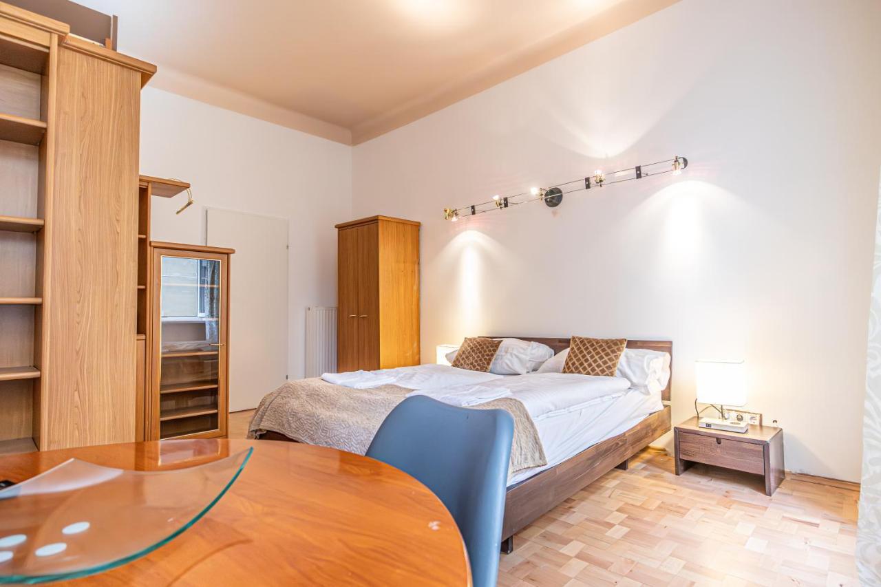 Cozy Center Retreat 2br Apt. Homelike Comfort Wenen