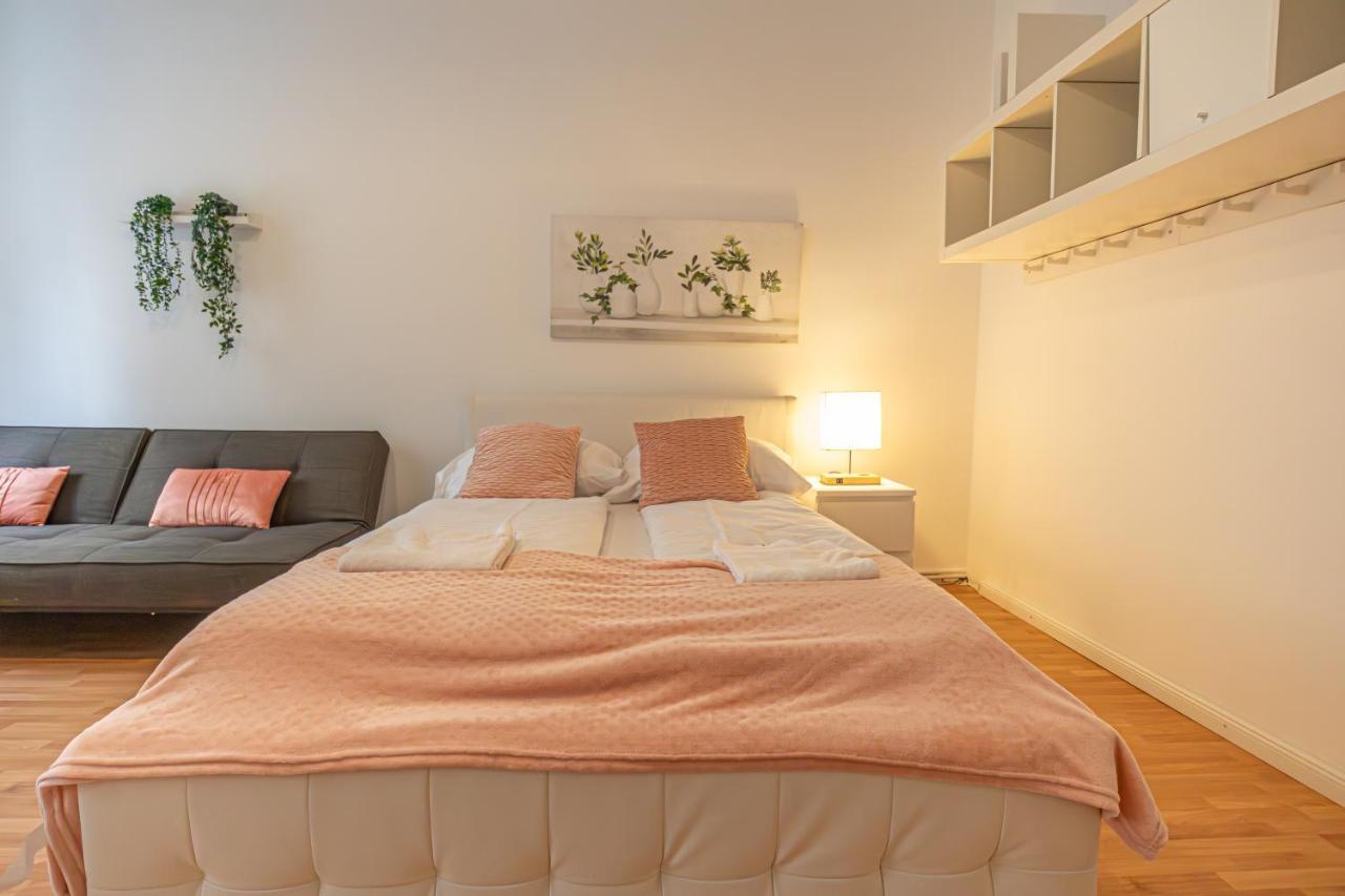 Cozy Center Retreat 2br Apt. Homelike Comfort Appartement Wenen